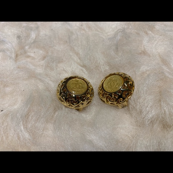 Vintage Chanel clip-on earrings - Picture 2 of 5